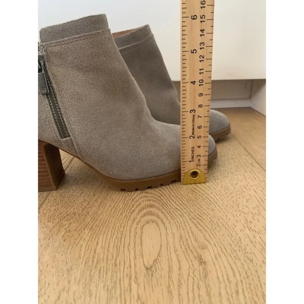 Lucky Brand Grey Suede Ankle Boots Lug Sole Stacked Heel Booties Womens 7.5 M 38
